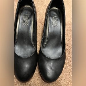 Size 6.5 genuine leather pumps in good condition.